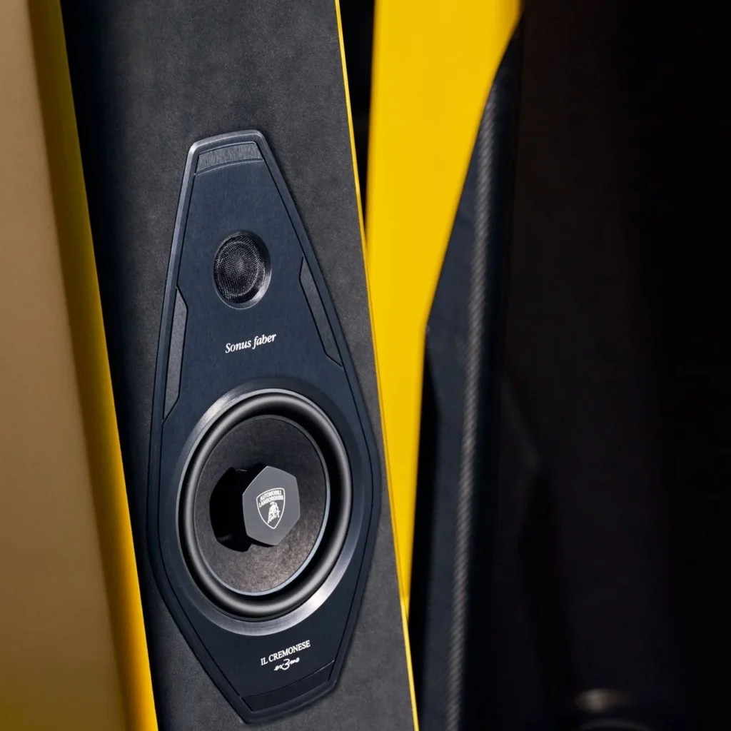 Sonus faber Il Cremonese Ex3me Automobili Lamborghini Edition.